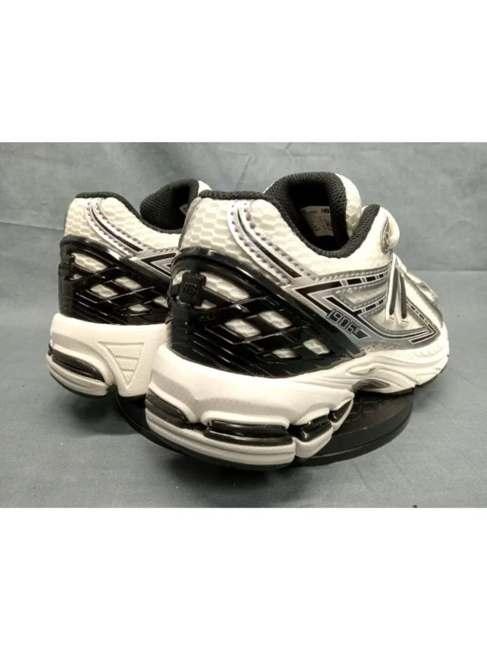 New Balance 1906 (GS) Sneakers GC1906ER Grey Black Boys Size 4.5 NEW IN BOX!